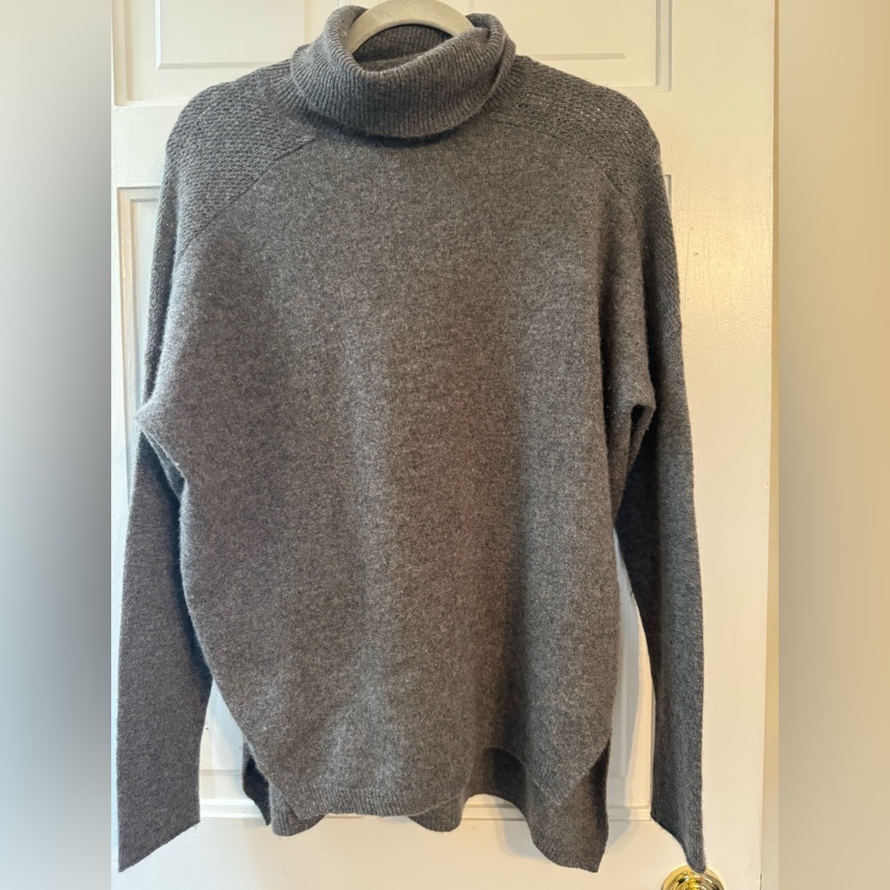 Velvet by Graham & Spencer 100% Cashmere Turtleneck Sweater S